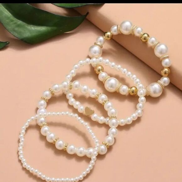 Jewelry - 4 piece stretch bracelet pearls
